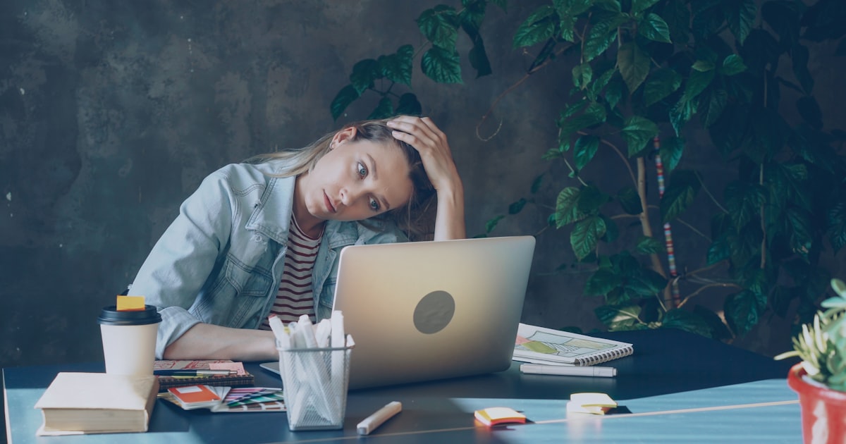 Dueña de un negocio pequeño trabajando en una laptop con una herramienta de inteligencia artificial abierta